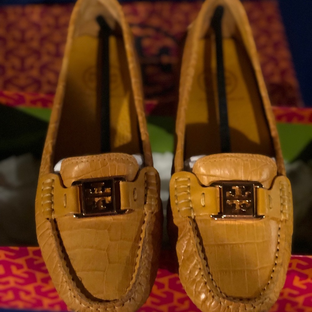 Brand new never worn tory burch driver flats